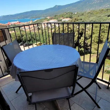 Papillon Avec Piscine Et Vue