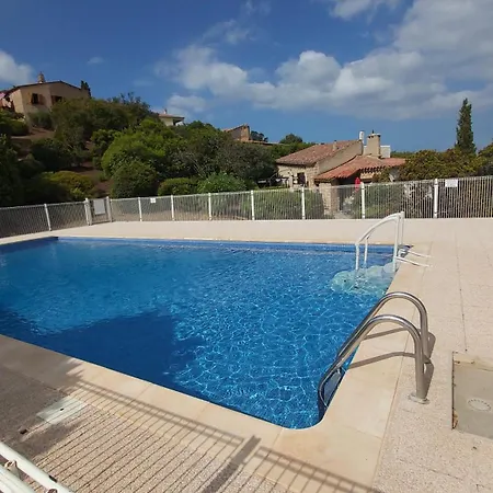 Papillon Avec Piscine Et Vue アパート *