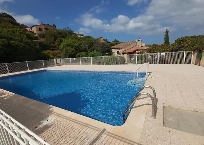 Papillon Avec Piscine Et Vue Апартаменты *